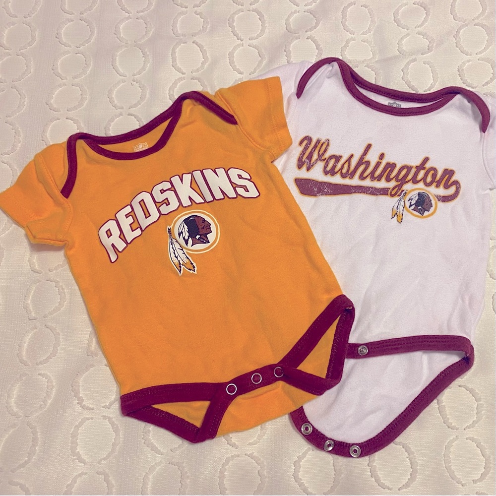 NWOT Redskins/commanders 0/3 month onesie set